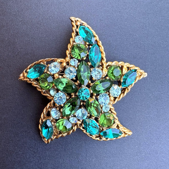 Vintage Regency Starfish Pin Brooch Gold Tone Green Blue Rhinestones 2" - Picture 1 of 8